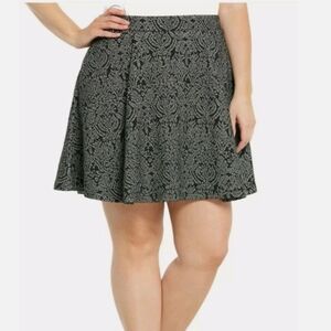 Torrid Black- Silver Skirt Knit Skater Sz4 Pockets Side